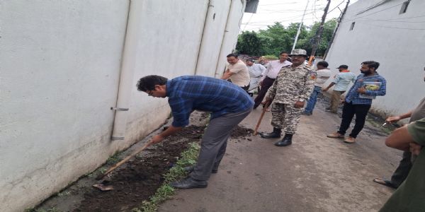 गंदगी देख नगर आयुक्त का चढ़ा पारा, उठाया फावड़ा और कागजाें में सफाई दिखाने वाले अफसरों को लगाई फटकार
