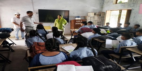 फतेहाबाद: एसडीएम ने किया स्कूल का औचक निरिक्षण,मिड-डे मिल की गुणवत्ता जांची
