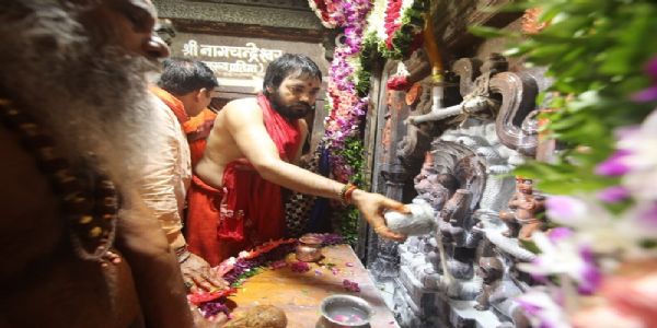 उज्जैनः साल में एक बार नागपंचमी पर खुलने वाले नागचंद्रेश्वर मन्दिर में दर्शन के लिए उमड़े श्रद्धालु