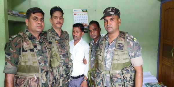 रिश्वत लेते रोजगार सेवक रंगे हाथ गिरफ्तार