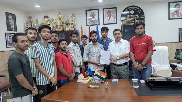 कुलपति को ज्ञापन सौंपते हुए एबीवीपी कार्यकर्ता।