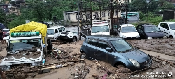मंडी में बादल फटने से आए पानी से मलबे में दबी गाड़ियां