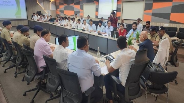 सुप्रीम कोर्ट की सड़क सुरक्षा समिति के अध्यक्ष न्यायमूर्ति अभय मनोहर सप्रे ने इंदौर में ली जिला सड़क सुरक्षा समिति की बैठक