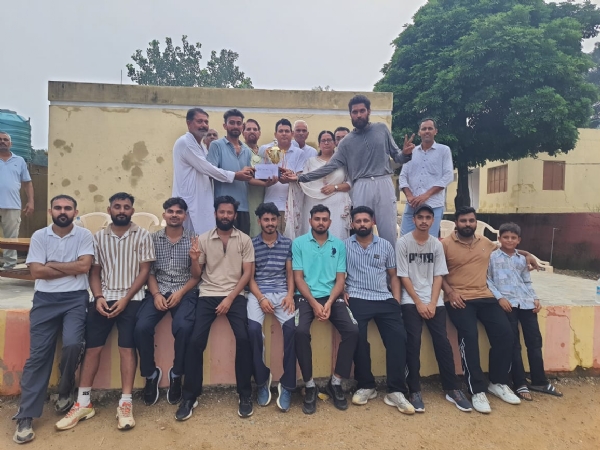विजयी टीम के खिलाडियाें के साथा मुखय अतिथि