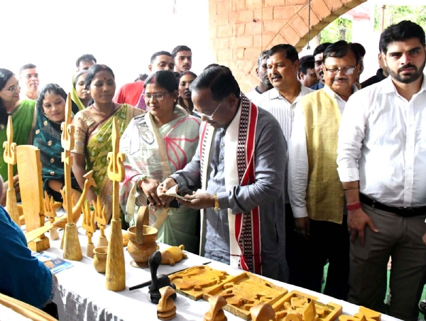 स्व-सहायता समूहों के उत्पादों ने बिखेरी आत्मनिर्भरता की चमक, जैविक उत्पाद और हस्तकला बने आकर्षण का केंद्र