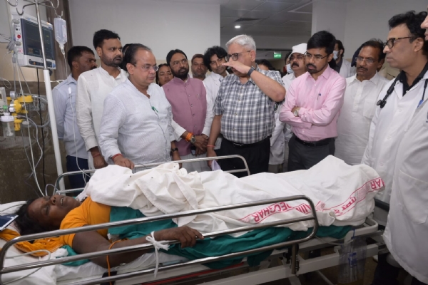 घायल से मिलते मंत्री