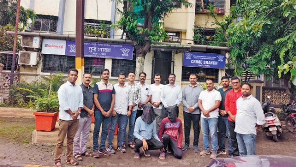 फोटो:वसई में मां की हत्या में शामिल दो आरोपितों सहित जांच कर रही पुलिस टीम