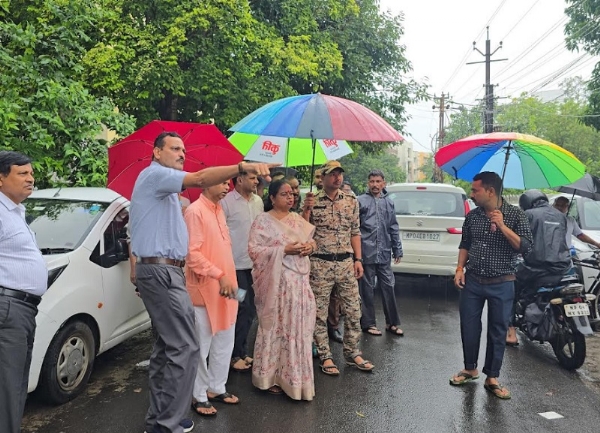 निरीक्षण करती हुईं महापौर मालती राय