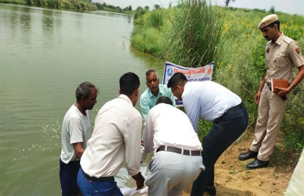 ‘मछली बच्चा रैंचिंग’ कार्यक्रम के दौरान मौजूद एसडीएम नारनौल अनिरुद्ध यादव।