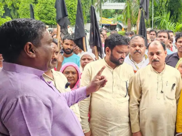 फरीदाबाद में प्रदर्शन करते हुए कर्मचारी।