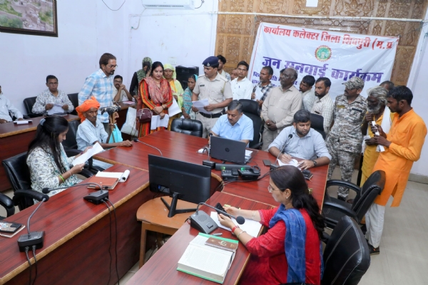 कलेक्टर ने प्रत्येक आवेदक की समस्या को गंभीरता से सुना