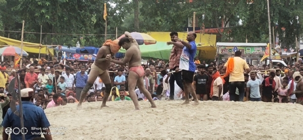 कुश्ती में दांव आजमाते पहलवान