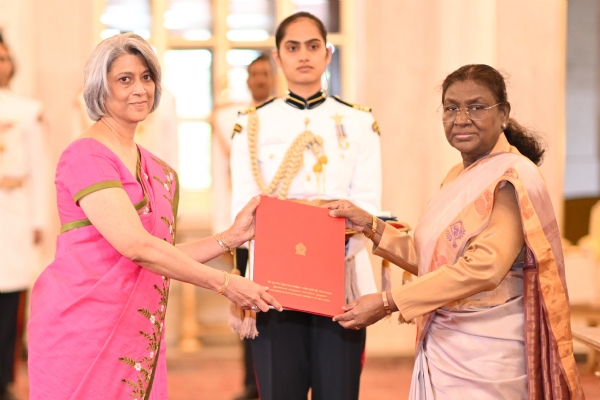 राष्ट्रपति द्रौपदी मुर्मु को परिचय पत्र प्रस्तुत करती श्रीलंका की उच्चायुक्त प्रदीपा महिशिनी कोलोन