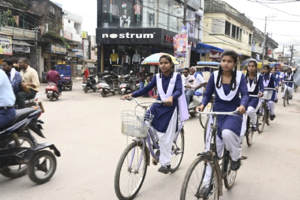 साईकिल चलाते हुई छात्राएं।। फाईल