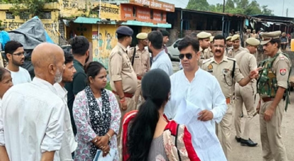 मंडी सचिव के साथ मारपीट के बाद मंडी समिति में पुलिस अधीक्षक नगर व पुलिस कर्मी।