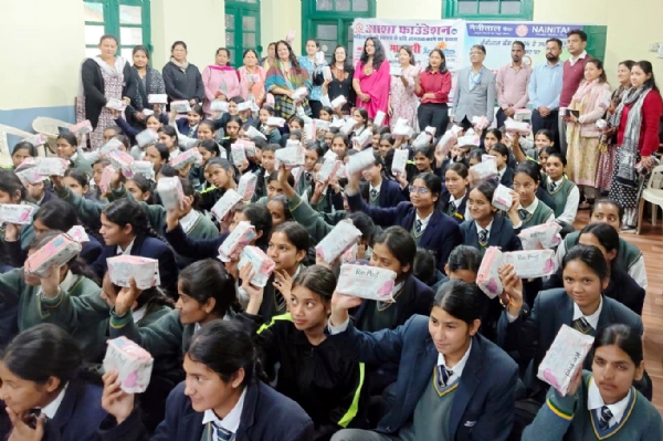 बालिका विद्या मंदिर में पुर्नउपयोगी पैड प्राप्त करने के बाद उत्साहित छात्राएं।