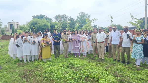 पाैधाराेपण् अभियान में भाग लेने वाले छातर व अनय्््