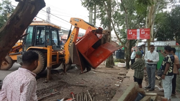 अतिक्रमण हटाते आरसीएम की टीम