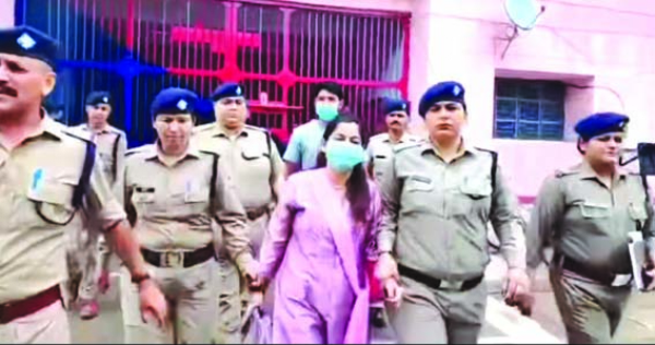 जेल से बाहर निकलती हुई आरोपित