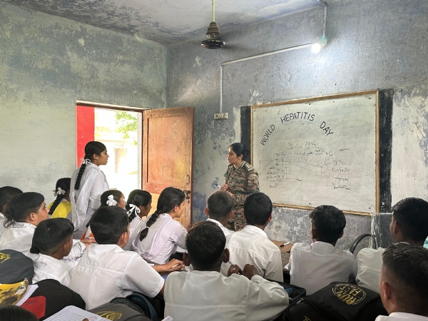 जागरकता अभियान में भाग लेते छातर्