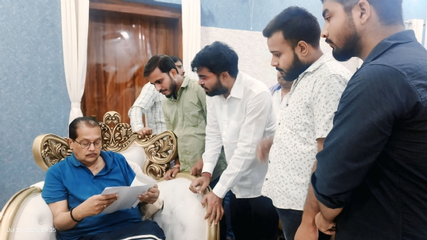 वित्त मंत्री राधाकृष्ण किशोर को ज्ञापन सौंपते छात्र नेता