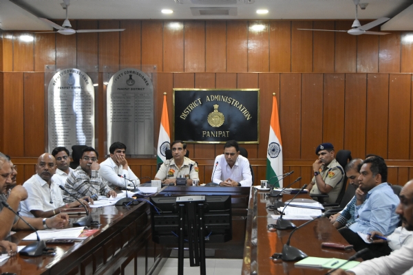 अधिकारियों की बैठक लेते उपायुक्त विरेंद्र कुमार दहिया व पुलिस अधीक्षक भूपेंद्र सिंह