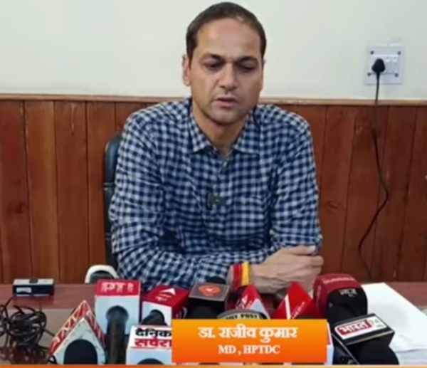 एचपीटीडीसी के प्रबंध निदेशक बैठक करते हुए।
