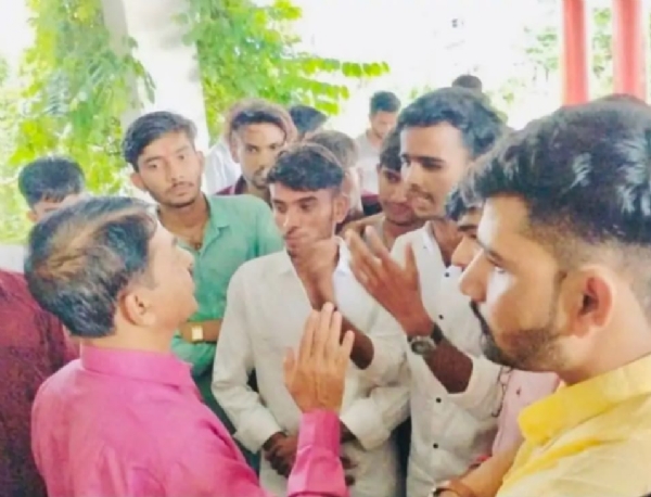 काॅलेज में किया विरोध प्रदर्शन, प्राचार्य को सौंपा ज्ञापन