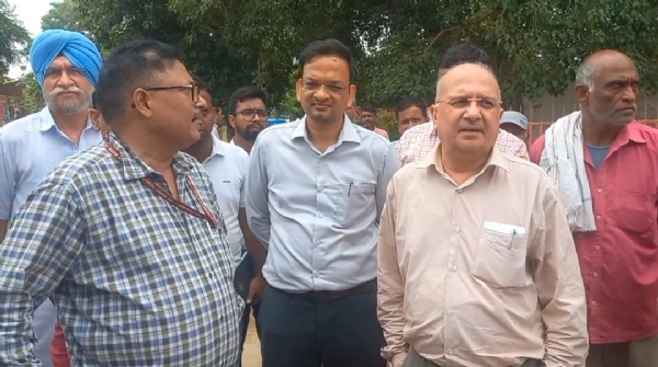 उत्तर रेलवे के डायरेक्टर एसके श्रीवास्तव जांच करते हुए।