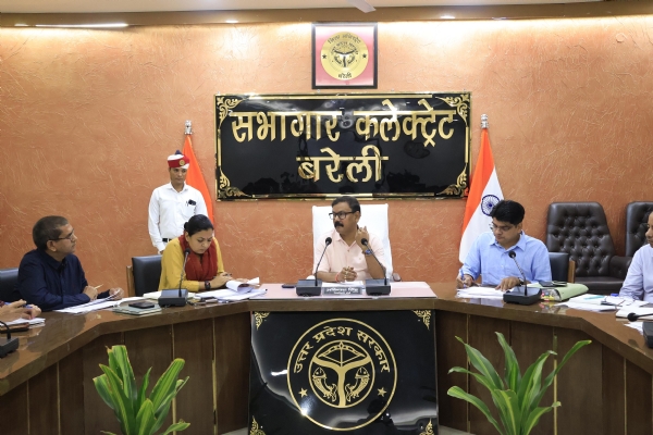कलेक्ट्रेट सभागार में सीएम डैशबोर्ड की समीक्षा बैठक लेते हुए जिलाधिकारी अविनाश सिंह। बैठक में मौजूद एडीएम, एसडीएम और अन्य विभागीय अधिकारी।