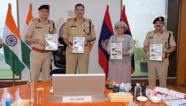 दिल्ली पुलिस आयुक्त संजय अरोड़ा पत्रिका काऔपचारिक लोकार्पण करते हुए