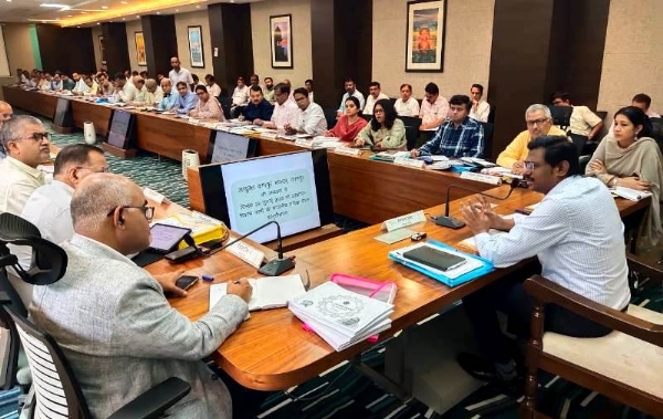 कानपुर में आयुक्त कानपुर मंडल के.विजयेंद्र पांडियन बैठक को संबोधित करते का छायाचित्र