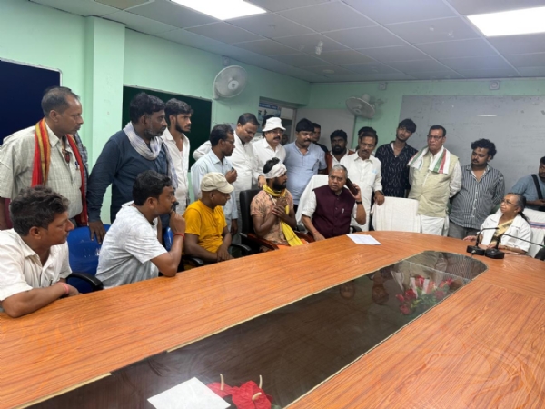 मृतकों के परिजनों से बातचीत करते प्रदेश कांग्रेस के अध्‍यक्ष