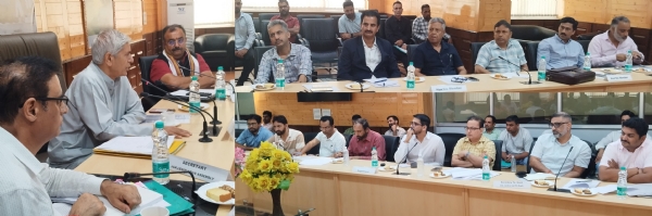 बैठक में भाग लेते हुए समिति के सदसय््