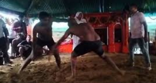 कुश्ती मुकाबले में प्रशिक्षित पहलवान (वीडियो से ली गई फोटो)