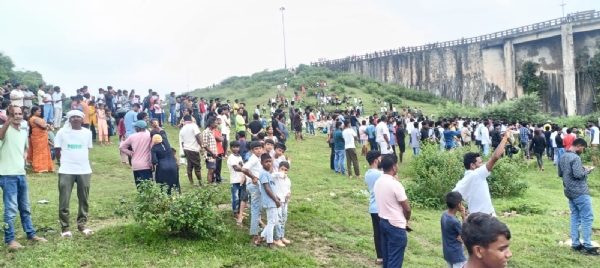 फाटक के ऊपर जुटी भीड़