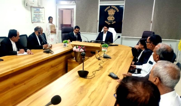 कानपुर में पीएलवीगण के बैठक को संबोधित करते जनपद न्यायाधीश कानपुर नगर चवन प्रकाश का छायाचित्र