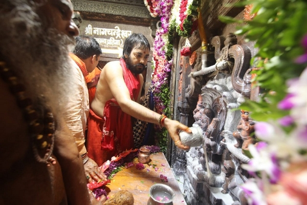नागचंद्रेश्वर मंदिर में पूजा