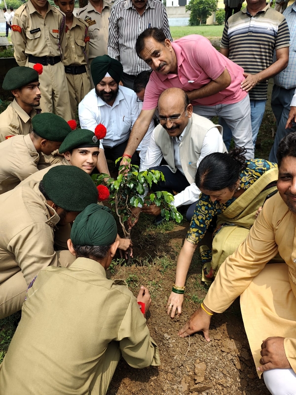 पाैधाराेपण अभियान में भाग लेते एनसीसी कैडेट आैर मुखय अतिथि््