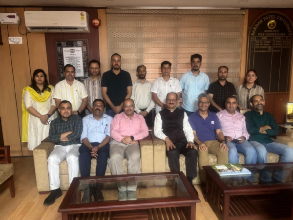 एसपीयू के नए सत्र के शुभारंभ पर स्टाफ के साथ कुलपति