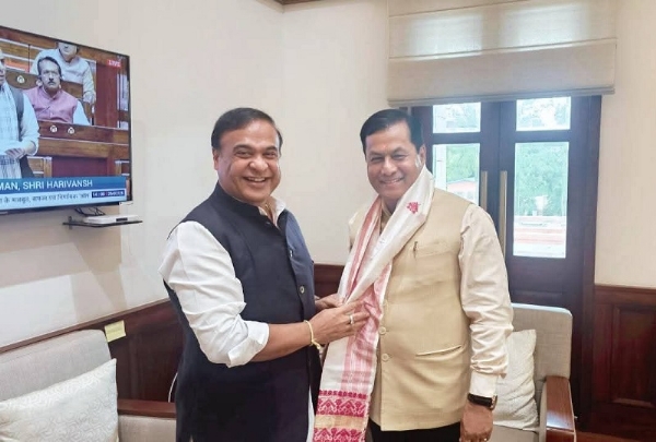 नई दिल्ली में केंद्रीय मंत्री सर्बानंद सोनोवाल से मुलाकात करते असम के मुख्यमंत्री डॉ. हिमंत बिस्व सरमा