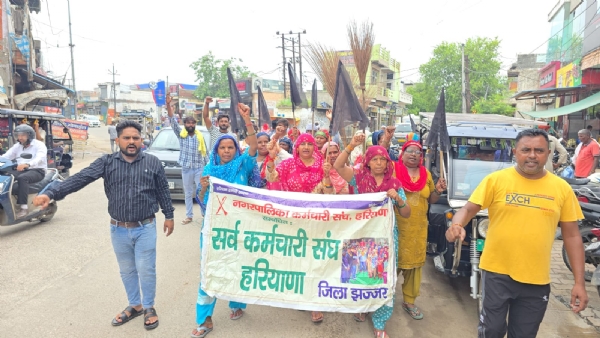 झज्जर शहर में प्रदर्शन करते नगर परिषद के सफाई कर्मचारी।