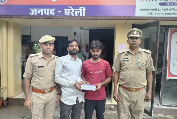 मोबाइल के साथ आरोपी।