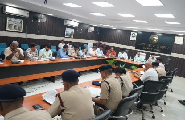 स्वतंत्रता दिवस के आयोजन के लिए बैठक करते उपयुक्त कर्ण सत्यार्थी