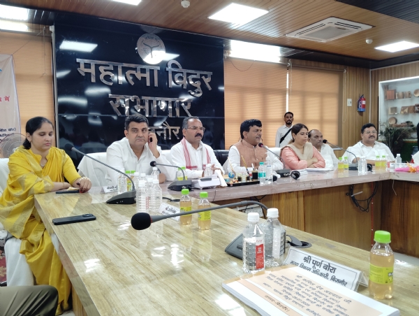 प्रेस से वार्ता करते हुए राज्य मंत्री