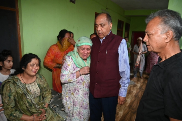 पूर्व पार्षद कृष्णा के घर पर सांत्वना देते हुए जयराम ठाकुर व अनिल शर्मा।