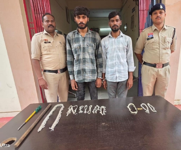 सोने-चांदी के जेवरात के साथ गिरफ्तार यूपी के दो आरोपित।
