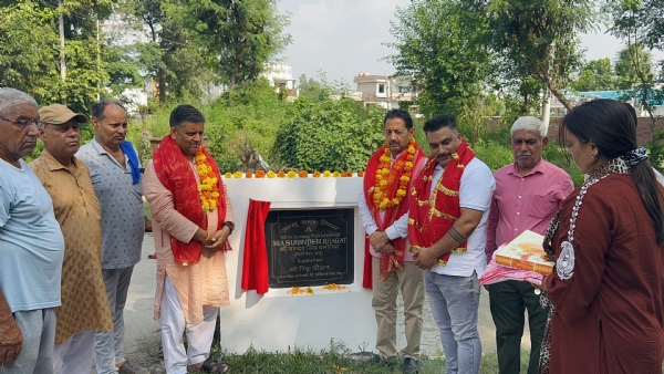 पूर्व डिप्टी मेयर बलदेव सिंह बलोरिया ने मढ़ विधानसभा के विधायक सुरिंदर कुमार भगत के साथ संग्रामपुर में विकास कार्यों का उद्घाटन किया