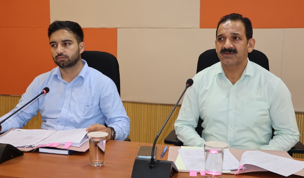 बैठक की अध्यक्षता करते हुए एडीसी कांगड़ा।