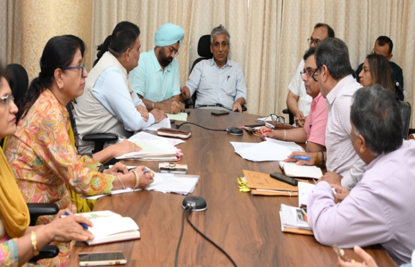 स्वास्थ्य विभाग के अतिरिक्त मुख्य सचिव एसटीएफ की बैठक लेते हुए